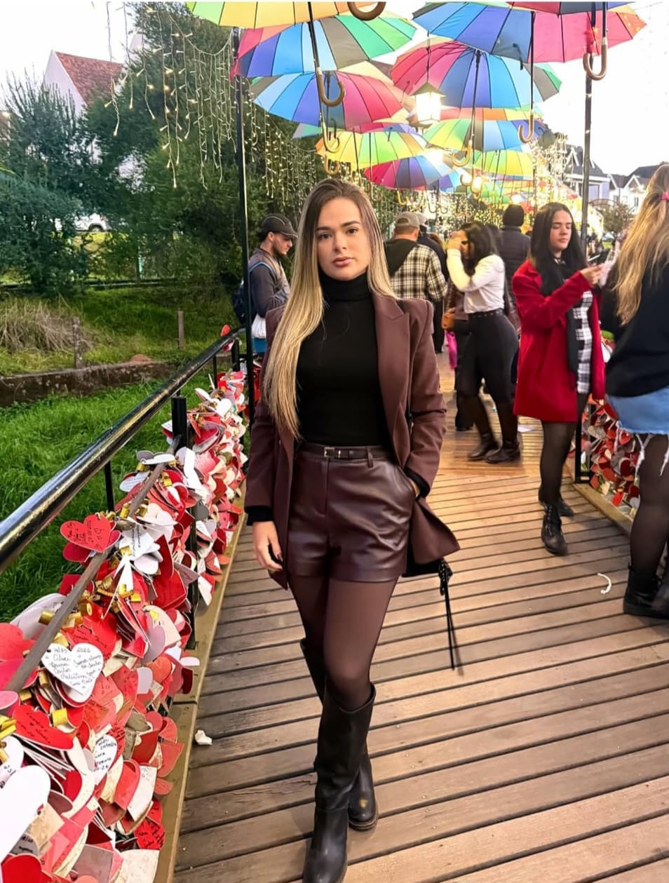 Bruna usando um look em tons de marrom